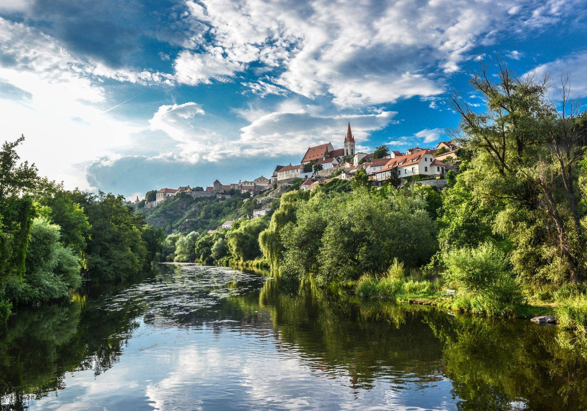 Pohled na znojemský hrad, kostel svatého Mikuláše a vinice nad řekou Dyjí